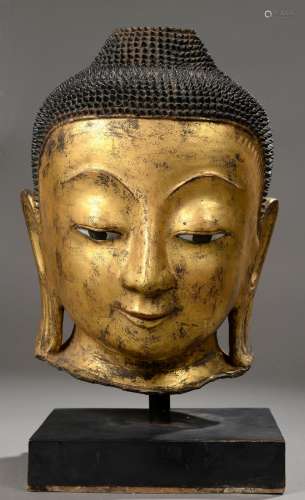 Tête de Buddha à l'expression sereine, les yeux in...
