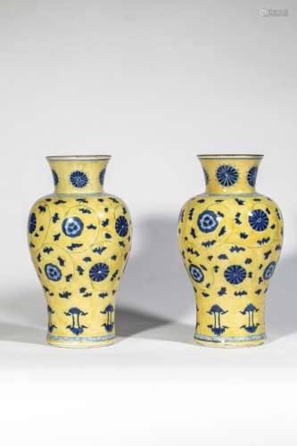 Paire de vases balustre en porcelaine décorée de r...