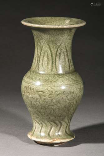 Vase du Longquan de forme balustre sur piédouche à...
