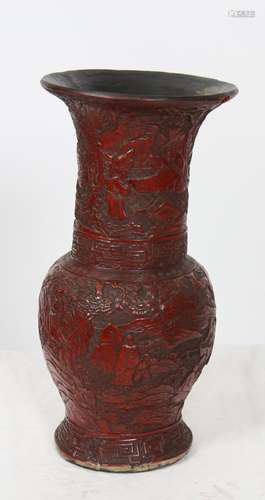 Vase balustre en laque rouge de cinabre ciselée de...