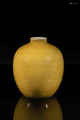 Vase globulaire en porcelaine monochrome jaune cis...