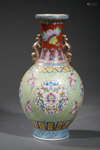 Vase balustre en porcelaine famille rose orné au c...