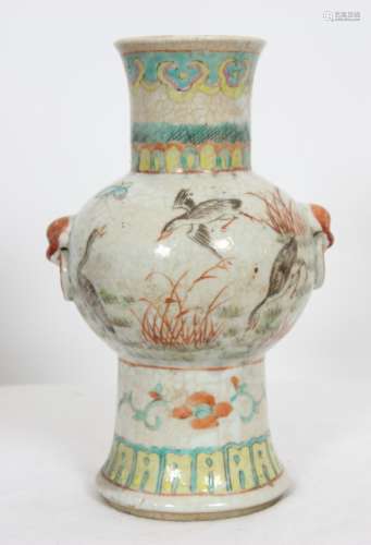 Vase en grès porcelaineux à fond beige à décor pol...