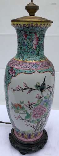 Vase de forme balustre, en porcelaine polychrome f...