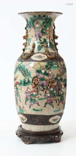 Vase balustre en porcelaine de Nankin décoré en ém...