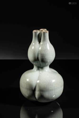 Vase double gourde à corps trilobé en porcelaine m...
