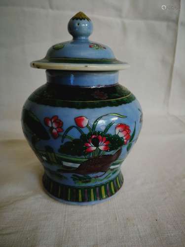 Potiche couverte en porcelaine polychrome. Chine. ...