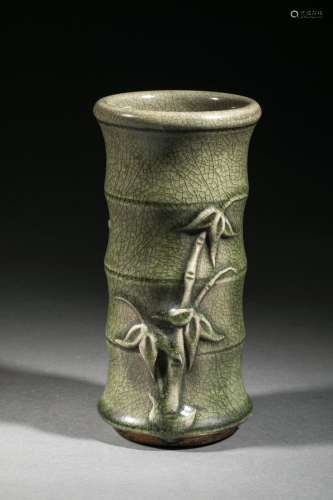 Vase du Longquan à corps de bambou moulé d'une pou...