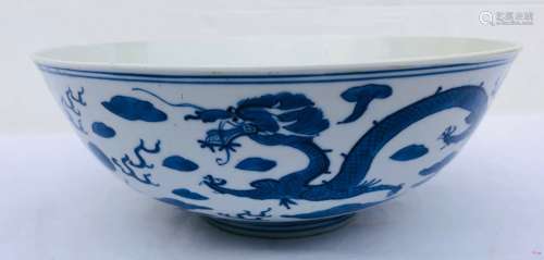 Coupe en porcelaine blanc bleu à décor de dragons....