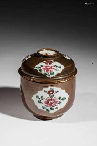 Pot couvert en porcelaine de la famille rose à gla...