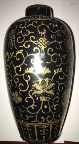 Vase en porcelaine noire et or surdécoré au 19 ème...
