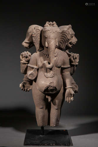 Ganesh tricéphale, debout figuré nu en samapada, p...