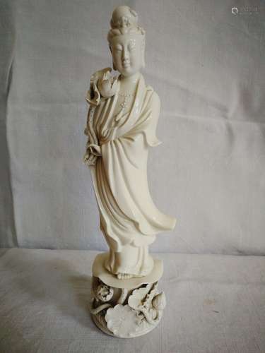 Kwan Yin en porcelaine blanc de chine. Chine. HT 3...