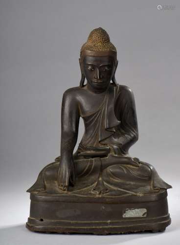 Buddha Maravijaya assis en dhyanasana la main droi...
