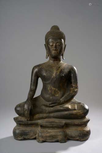 Buddha Maravijaya assis sur un socle à piètement c...