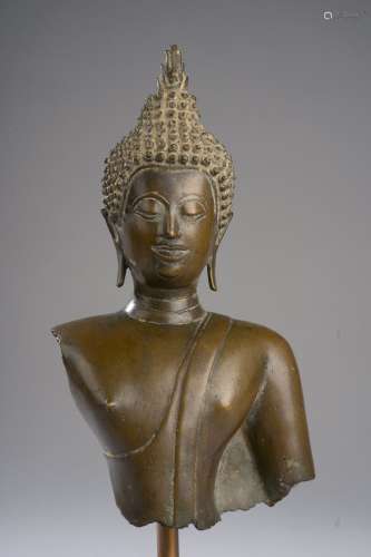 Buste de Buddha à l'expression sereine vêtu de la ...