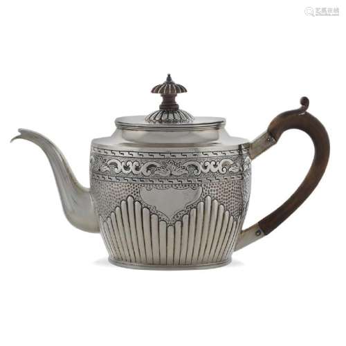 Silver egoiste teapot London, 1898 peso 345 gr.