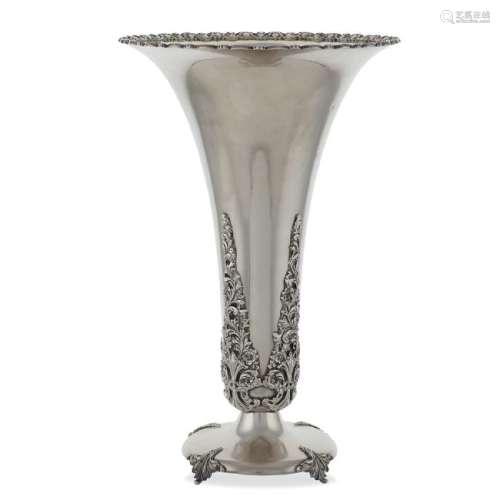 Silver flower vase Italy, 20th century peso 580 gr.