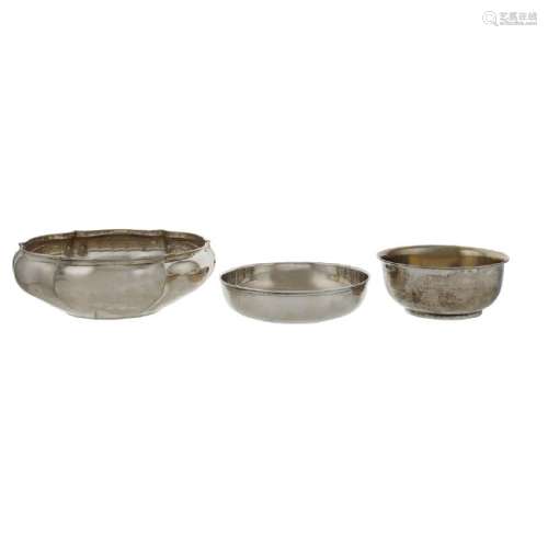 Three circular silver bowls Italy, 20th century peso