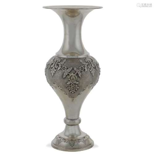 Silver flower vase Italy, 20th century peso 660 gr.