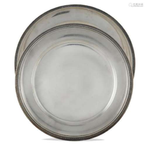 Pair of silver circular trays Italy, 20th century peso