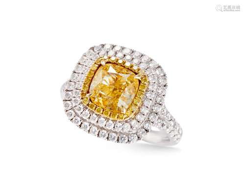 2.0克拉彩黄色钻石配钻石戒指