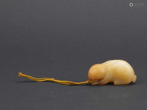 A white and russet jade carved rabbit