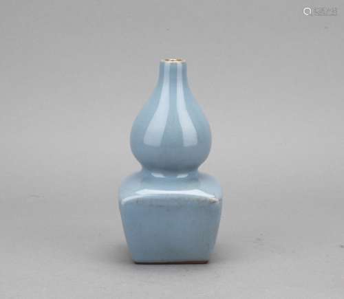 A blue glazed crackled double gourd vase
