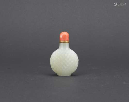 A white jade 'basket-weave' snuff bottle