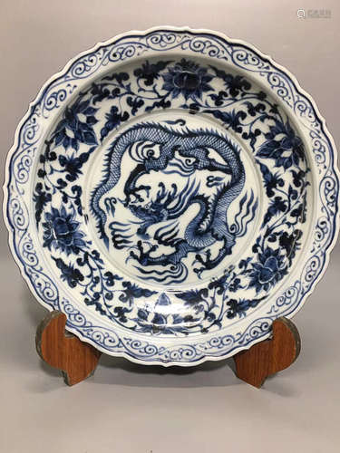 A BLUE&WHITE DRAGON PATTERN FLOWER DESIGN PLATE