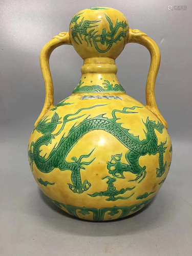 A YELLOW GLAZED DRAGON PATTERN DOUBLE-EAR BOTTLE