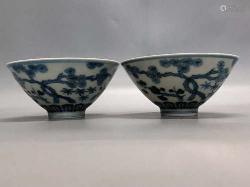 A PAIR OF BLUE&WHITE FLOWER PATTERN BOWLS