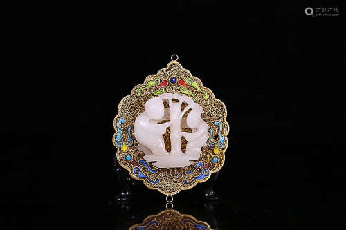 A SILVER GILT GOLD WIRE INLAY PENDANT