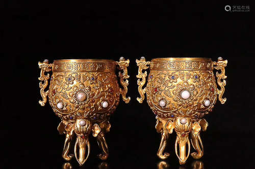 AN IMPERIAL PALACE BRONZE GILT TRIPOD ELEPHANT NOSE SHAPED CUP, QING DYNASTY