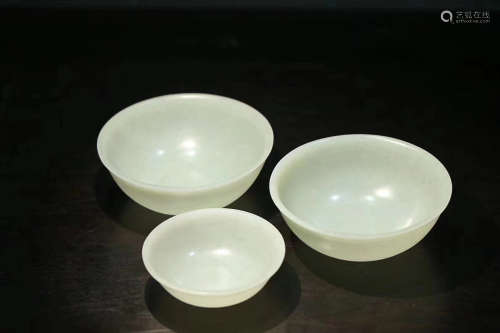 19-20TH CENTURY, A SET OF HETIAN JADE BOWLS, LATE QING DYNASTY