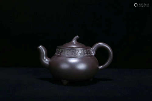 AN OLD PURPLE CLAY TEAPOT WITH ZHOU GUIZHEN MARK