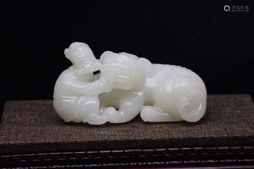 17-19TH CENTURY, AN OLD TIBETAN HETIAN JADE ORNAMENT, QING DYNASTY