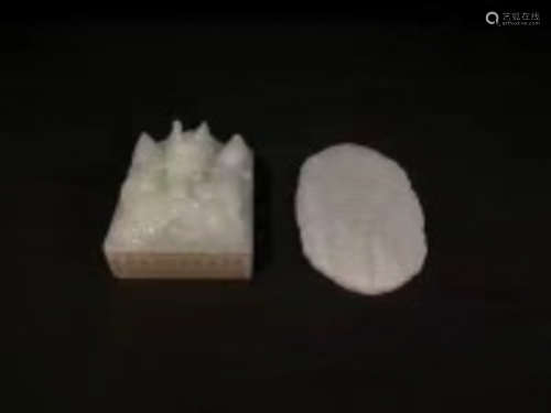 A QING DYNASTY HETIAN JADE SEAL AND PENDANT