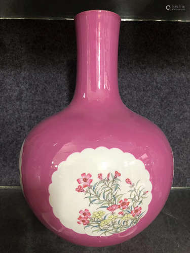 A CARMINE RED FLORAL PATTERN GLOBULAR VASE