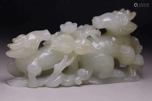 AN OLD TIBETAN HETIAN JADE SHEEP DESIGN ORNAMENT