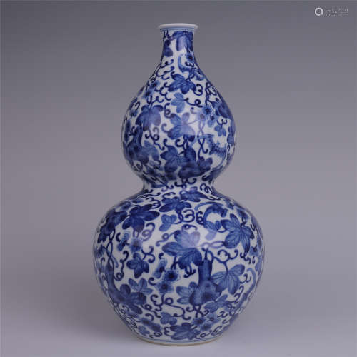 CHINESE PORCELAIN BLUE AND WHITE GOURD VASE