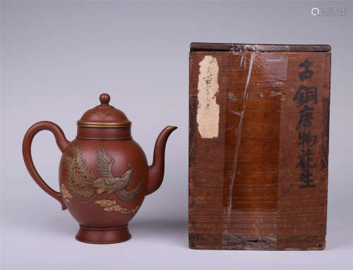 CHINESE YIXING ZISHA CLAY TEA POT IN WOOD CASE