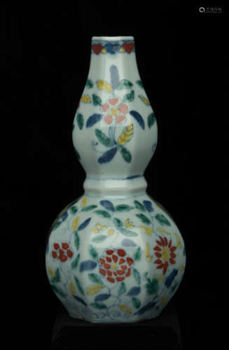 Chinese wucai porcelain vase
