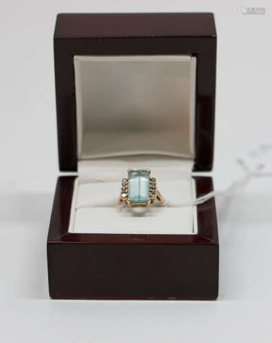 A ring 14k bluetobaz with 10 diamonds