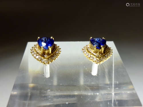 A 18k gold sapphire earring
