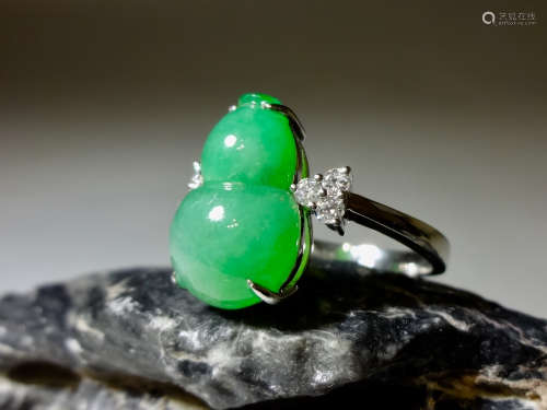 A 18k gold emerald ring