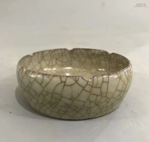 A GUAN TYPE FLORAL-RIM BOWL