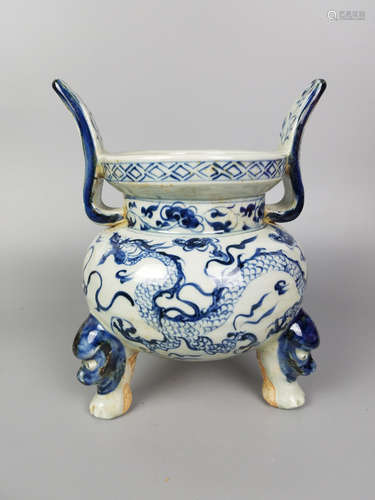 A BLUE AND WHITE DRAGON PATTERN TRI-FEET DING