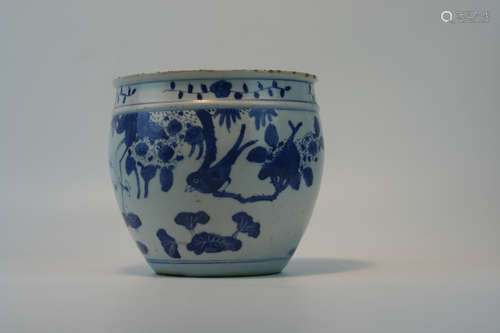 A BLUE AND WHITE FLOWER AND BIRDS JAR