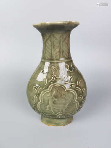 A GLAZED CARVED FOLIATE-RIM VASE